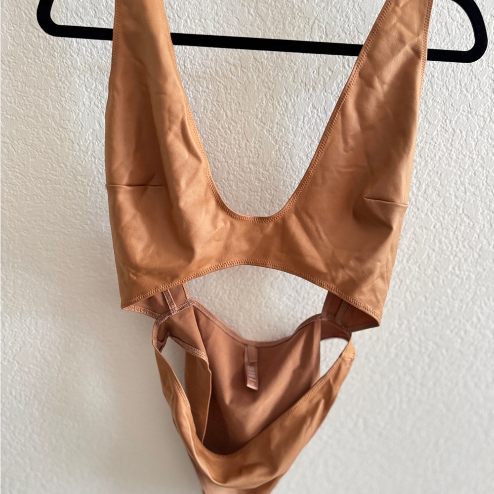 SKIMS  Wet Jersey Cutout One-Piece Bodysuit - Picture 5 of 9